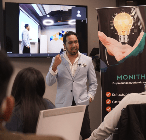 Randhy Balcázar dictando una capacitación presencial para empresas