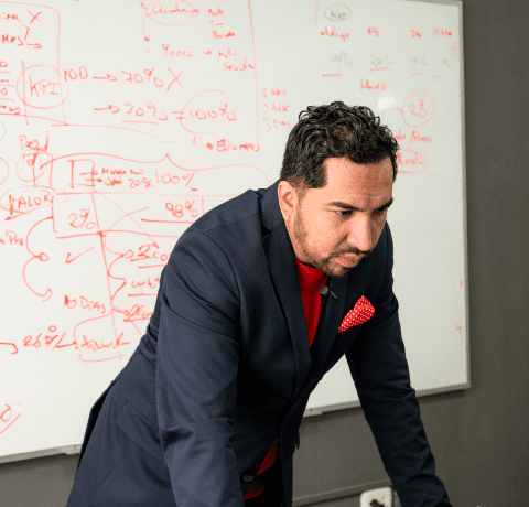 Randhy Balcázar revisando una estrategia comercial en pizarra