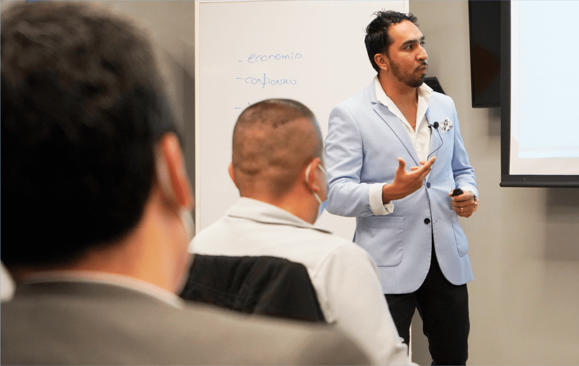 Randhy Balcázar durante una conferencia empresarial